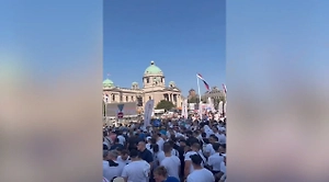 В центре Белграда прошёл многотысячный митинг в поддержку Вучича