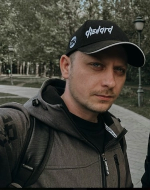 Когда мы впервые поехали на кладбище, нам удалось зафиксировать призрак старушки — её лицо было отчётливо видно на стоп-кадре. Этот момент мы обнаружили уже при разборе материала дома.