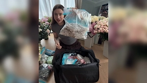 «Сигареты — типа валюта»: Митрошина показала содержимое сумки для СИЗО