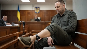 На Украине суд отказался снять электроный браслет с Ермака