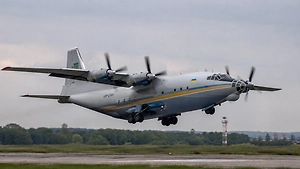 Украинский Ан-12 вылетел в Европу из закрытого аэропорта в Черновцах