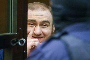 Осуждённый экс-сенатор Арашуков начал работать швеёй в «Чёрном дельфине»