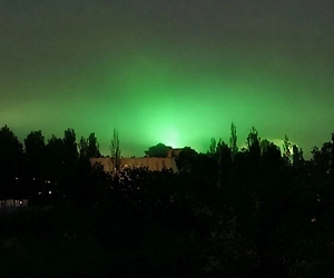 Ведьминское зелёное зарево осветило небо в Запорожье после прилёта