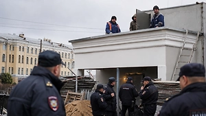 В Петербурге восемь мигрантов спрятались на крыше лицея во время рейда полиции