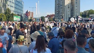 В Нови-Саде прошёл многотысячный протест с шашлыками и критикой Вучича