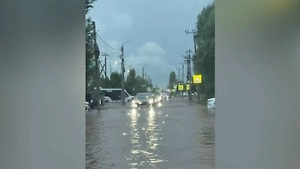 Оренбург ушёл под воду после грозы — десятки авто затоплены, улицы превратились в реки
