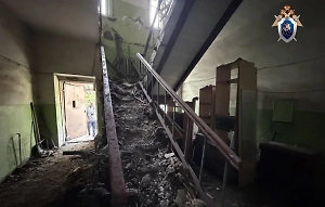 В жилом доме в Омске обрушился потолок, 14 человек эвакуированы

