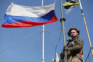 ВС РФ развернули триколор и Знамя Победы на освобождённой улице в Константиновке
