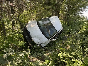 Многодетная мать насмерть разбилась на трассе под Красноярском, две девочки и мальчик в больнице