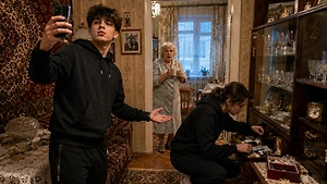 Мошенники развели зумеров на кражу и убийство пенсионерки в прямом эфире