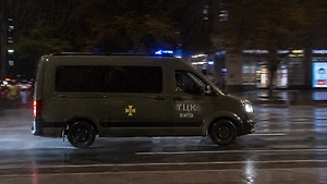 В Киеве военкомы выбросили из автобуса на дорогу мужчину с приступом эпилепсии