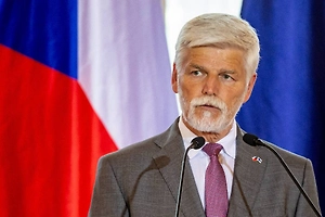 Бывший генерал НАТО оказался лишним: Президент Чехии требует пустить его на саммит через суд
