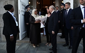 Путин подарил букет роз президенту Танзании после переговоров в Кремле