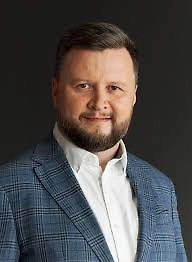 К сожалению, Армения движется в этом направлении. Это очень страшная тенденция, потому что даже если в случае с Украиной убрать специальную военную операцию, то, что сотворила с собой Украина, кроме как самоубийством нации никак невозможно назвать. И Армения тоже пошла на по этому пути. И проблема в том, что просто во главе Армении стоят люди, которым, в общем-то, глубоко плевать на то, что будет происходить с народом, со страной, какова её будет позиция в будущем, будут ли они жить хорошо или плохо, им просто всё равно.