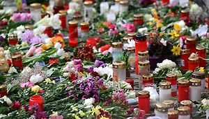 На месте атаки на автобус в Енакиеве появился стихийный мемориал