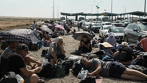 Сон на асфальте: Километровые очереди украинцев скопились на границе с Румынией