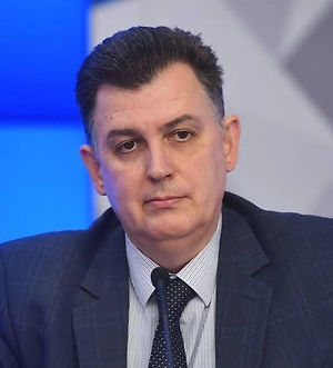 Самая вероятная версия, что это разборки внутри украинского сообщества, среди тех, кто имеет какой-то бизнес, какие-то активы на Украине или выводит их за рубеж, и теми, кого принято называть властью на Украине. Разборки крыши и исполнителя. К этому товарищу были претензии со стороны сообщников по криминальному бизнесу по сути, а криминальным бизнесом занимается СБУ, как говорили раньше — крышует его, да, и сейчас так говорят.
