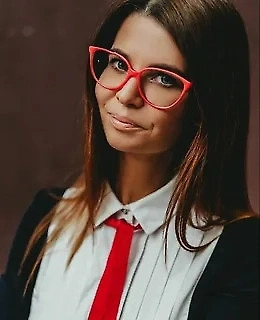 Часто не рекомендуют брать овощи, например, помидоры или огурцы, даже в ненарезанном виде. Если их брать, то нужно мыть. В принципе, лучше, конечно, брать изделия, которые подвергались термической обработке. При выборе отеля всегда обязательно учитывайте отзывы именно по питанию, потому что питание — это один из самых главных критериев, чтобы действительно не отравиться и весь отпуск не провести в номере.