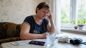 Женщины, стресс и «трудная судьба»: Невролог объяснил, для кого опаснее грядущий магнитный шторм