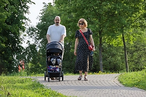 Семьям с детьми начали выдавать новую социальную выплату. Кто и как может её получить.