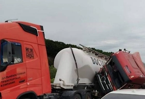 Столкновение трёх грузовиков перекрыло движение на трассе А-370 в Приморье