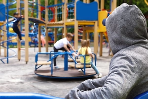 В Кирове мужчина кулаками избил 14-летнюю девочку на детской площадке