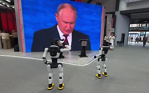 Машины знают своё место: Роботы «отдали честь» Путину на ПМЭФ
