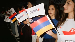За два дня до выборов сторонник Пашиняна на фургоне протаранил митинг оппозиции