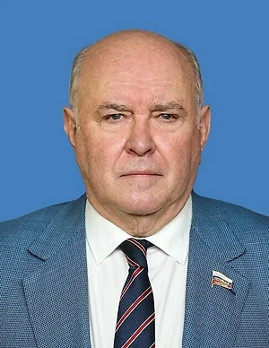 Реагировать на санкции против нас и помощь Украине будем с горечью, конечно, потому что мы рассчитываем, что дух Анкориджа жив и должен со временем помочь решить проблему с этим украинским кризисом. В США есть не только наши друзья, там много наших врагов и недоброжелателей, поэтому удивляться не приходится. К санкциям мы адаптировались. И более того, мы пытаемся разобраться сейчас с экономикой, с нашими культурными, спортивными связями.