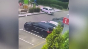 В Воронеже иномарка с двухлетним ребёнком за рулём влетела на детскую площадку