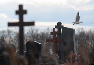 «Будет купаться в крови»: На Урале сталкер два года преследует студентку, развешивая её портреты на кладбище