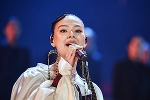 Солистка AY YOLA выходит замуж за «принца», сделавшего ей «предложение мечты»