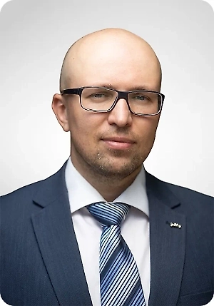 Для психики отсутствие отдыха — это всё равно облом. Летом тело уже ждёт передышки: море, дачу, поездку, хотя бы кусочек жизни без рабочего чата и постоянных срочных задач. Но человек остаётся в той же квартире, с той же ванной и тем же шкафом, который собирается разобрать ещё с прошлого века.