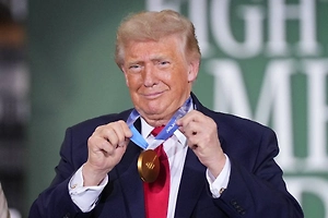 «Все любят Дональда»: Трамп показал ИИ-видео, где его боготворят на разных континентах