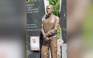«Вот и всё»: На могиле Паши Техника установили статую рэпера за 4 млн