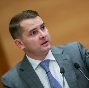 Сегодня серьёзная административная ответственность и лишение прав грозят тем, кто использует разного рода ухищрения для того, чтобы скрыть номера: шторки, которые работают автоматически, рамки, позволяющие номеру откидываться и прятаться. Но формулировки позволили привлекать к ответственности и тех, кто использует, например, магнитные рамки, хотя магнит — это исключительно крепление.