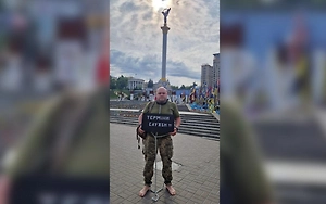 Закованный в цепи боец Москалюк босиком вышел на майдан и обвинил Киев в рабстве