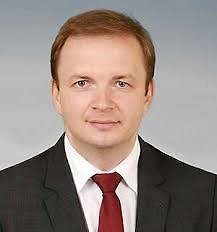 ЕДВ привязана к статусу. Её получают инвалиды всех групп, дети-инвалиды, ветераны боевых действий, участники СВО, чернобыльцы, бывшие узники, Герои России. Пенсия и ЕДВ приходят вместе, оформлять их раздельно незачем, а инвалиду выплату назначают без заявления по данным медико-социальной экспертизы.