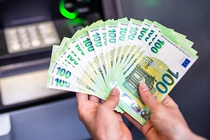 В Пулково задержали женщину, укравшую из чужой сумки 4000 евро