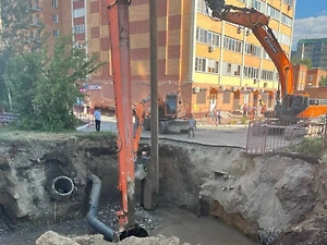 Воду начали возвращать жителям Новосибирска после аварии с гигантским провалом
