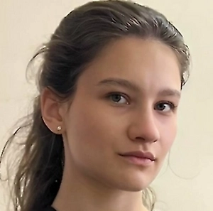 Второе место — мюли на каблуке. Обувь без задника или фиксирующего ремешка выглядит красиво, но удерживается на стопе гораздо хуже. Из-за этого повышается риск подвернуть голеностоп, упасть или получить растяжение связок. А высокий каблук делает такую обувь ещё менее устойчивой.