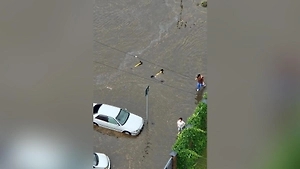 Вода до фар: Новосибирск после изнуряющей жары накрыли ливень и шквалистый ветер