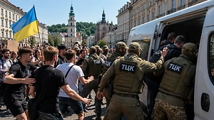 Митингующим против отставки Фёдорова львовянам «вежливо» предложили возмущаться в бусиках ТЦК