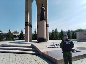 СК начал проверку подростка, катавшегося на самокате по мемориалу в Югорске