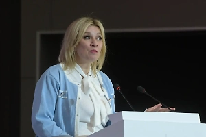 «Не останавливайтесь на достигнутом»: Захарова похвалила Стармера за нетрадиционный рекорд в парламенте