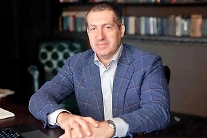 Речь идёт, например, о чае, кофе, сладостях, консервах, средствах личной гигиены, канцелярских принадлежностях и других товарах, разрешённых Правилами внутреннего распорядка исправительных учреждений. Конкретный ассортимент определяется администрацией колонии и перечнем разрешённых товаров.