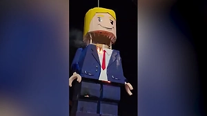 В Иране после похорон Хаменеи сожгли Трампа из LEGO