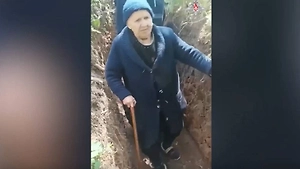 Вы наши родные: Эвакуированные из Константиновки жители со слезами на глазах благодарят бойцов