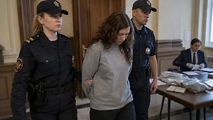 Предлагала бесплатно, а потом продавала: В Петербурге арестовали наркосбытчицу, работавшую с подростком

