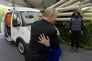 Путин обнял фельдшера скорой помощи из Курской области